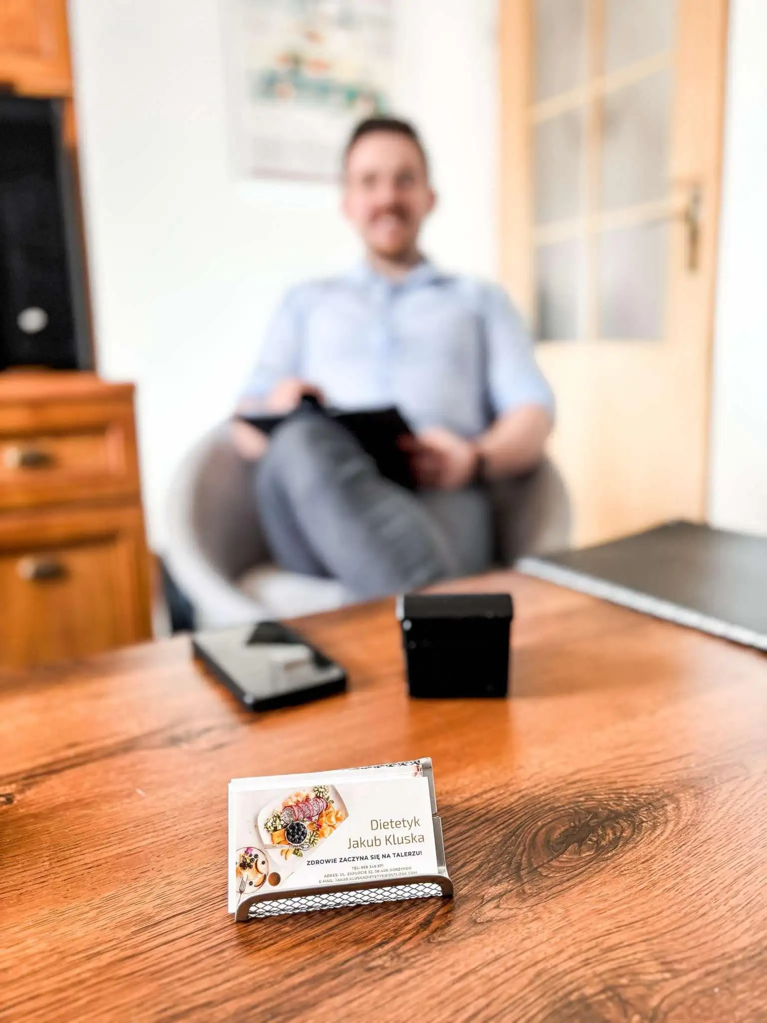 Dietetyk z owocami i miarką